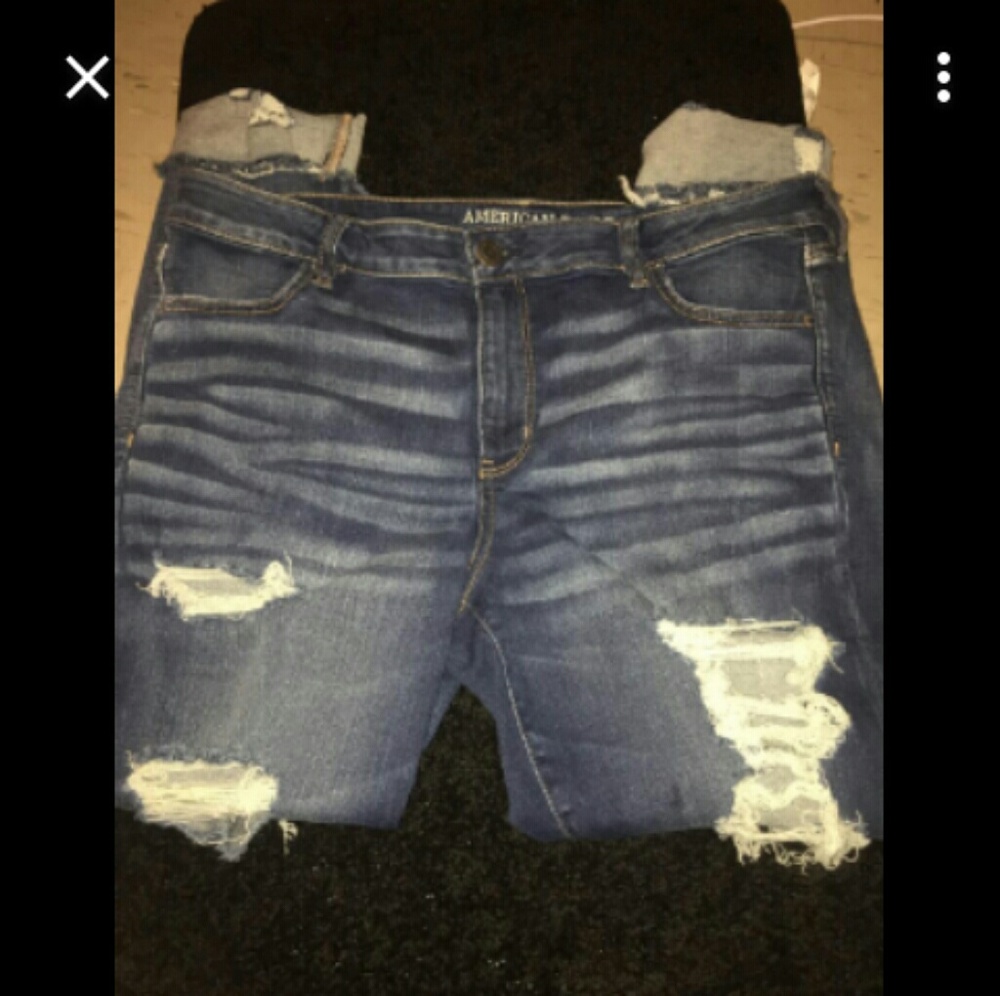 AEO DENIM WOMANS DISTRESSED DENIMS